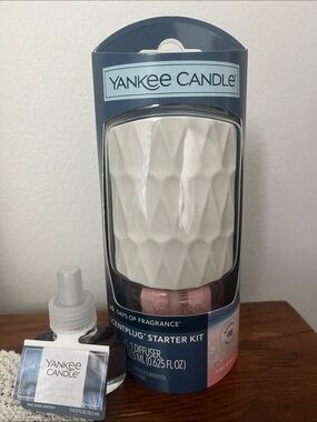 Yankee Candle: White Ceramic Plug-In Diffuser with Rose Gold Accent